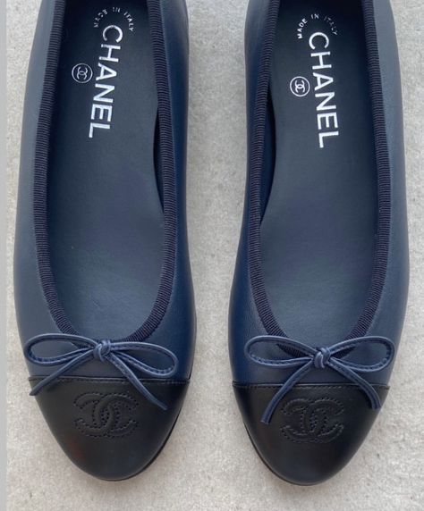 Chanel Bleu, Chanel Ballerina, Designer Ballet Flats, Stile Casual Chic, Chanel Flats, Navy Girl, Blue Aura, Everything Is Blue, Moon Moon