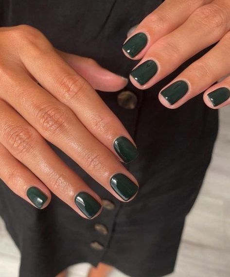 Fall Nail Ideas | Manicure Ideas Trending This Season - LOOKS - Fashion Potluck Winter Green, Short Gel Nails, Green Nail, Minimal Nails, Cute Gel Nails, Neutral Nails, Nature Tattoos, Minimalist Nails, Chic Nails