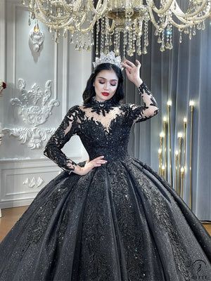 Do you want to be the cutest and prettiest bride? In that case, see each wedding dress, choose the one you like the most and pin it! Long Sleeve Ballgown, Black Gothic Wedding, Black Wedding Gowns, Long Sleeve Ball Gowns, Short Sleeve Wedding Dress, Long Train Wedding Dress, Halloween Centerpiece, Exquisite Gowns, Gown Black