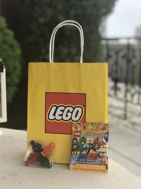 Gift bag is just the store shopping bag. Lego minifigure party favor. Lego Packages, Lego Gift Bags, Lego Bag, Lego Birthday, Lego Movie, Lego Party, Lego Minifigures, Goodie Bags, Mini Figures