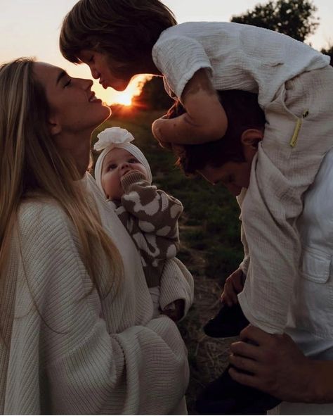 Family Photos Sitting On Bench, Future Life Country, Cozy Family Photoshoot, Natural Family Portraits, Fall Photoshoot Family, Candid Family Photos, Outdoor Family Photoshoot, Fam Photos, Fam Pics