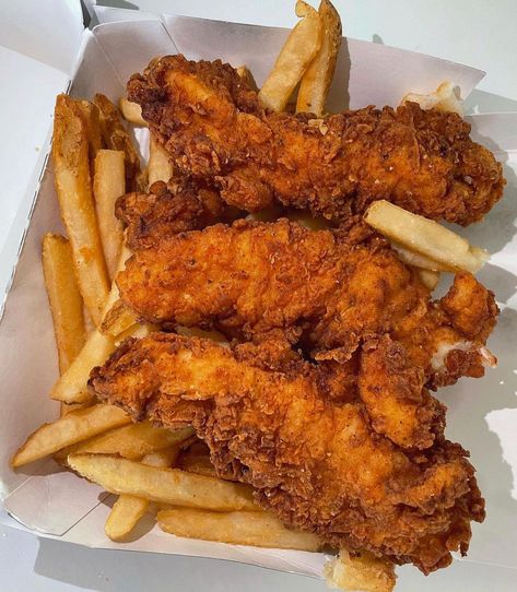 East Coast Foodies® on Instagram: “CHICKEN FINGERS & FRIES 🍟 CREDIT: @fabfoodfiesta #eastcoastfoodies” Fries With Chicken, Chicken Fingers And Fries, Chicken And Fries, Soul Food Dinner, Chicken Fingers, Food Babe, Delicacy Food, Food Therapy, Yummy Comfort Food