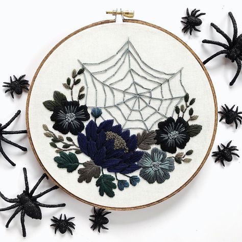 Where all my spooky friends at?! 🕸🔮👻 This Victorian Gothic hoop is officially finished and I’m hard at work on the PDF pattern! I know… Edgy Embroidery, Embroidery Halloween, Photo Halloween, Halloween Decor Diy, Halloween Embroidery Designs, Crochet Halloween, Diy Halloween Decor, Decor Crochet, Halloween Embroidery