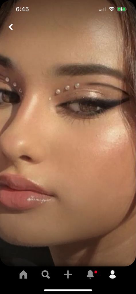 Hollywood Hoco Makeup, Pearl Eye Makeup Aesthetic, Eye Looks With Pearls, The 1975 Makeup, Black Fairy Makeup Halloween, White Swan Makeup Aesthetic, Black Swan Makeup Aesthetic, White Swan Eye Makeup, Angel Make Up Aesthetic