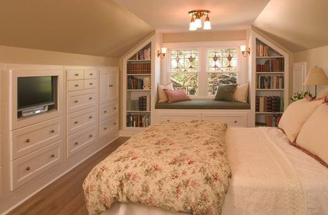 Like the built ins. Makes it look clean. Traditional Guest Bedroom, Low Ceiling Bedroom, Attic Bedroom Designs, Attic Design, Attic Bedrooms, Attic Renovation, Attic Spaces, Attic Remodel, Upstairs Bedroom