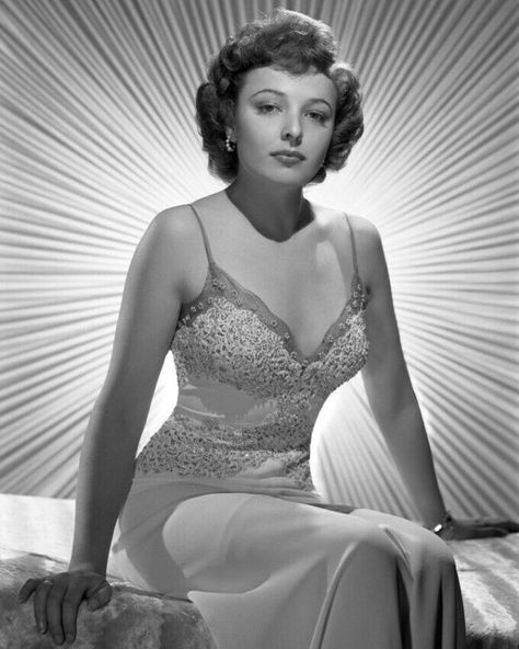 40 Fabulous Photos of Laraine Day in the 1940s ~ Vintage Everyday Laraine Day, 40 & Fabulous, Retro Beauty, Hollywood Walk Of Fame, Old Hollywood Glamour, Golden Age Of Hollywood, Vintage Hollywood, Classic Beauty, Hollywood Glamour