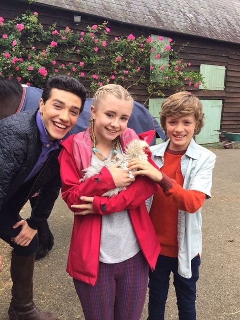 Free Rein Behind The Scenes, Free Rein Edits, Free Rein Tv Show, Free Rain, Funny Horse Pictures, Horse Movies, Freddy Carter, Free Rein, Real Star