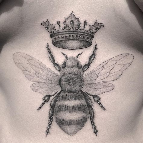 Queen bee on Isabel, thanks for asking me to begin your London collection, honoured to be alongside such amazing artists 🙏💙 #bumblebee #bee… Queen Bee Tattoo, Honey Bee Tattoo, Bumble Bee Tattoo, Queen Tattoo, Crown Tattoo, Sternum Tattoo, Bee Tattoo, Cute Tattoos For Women, Black Ink Tattoos