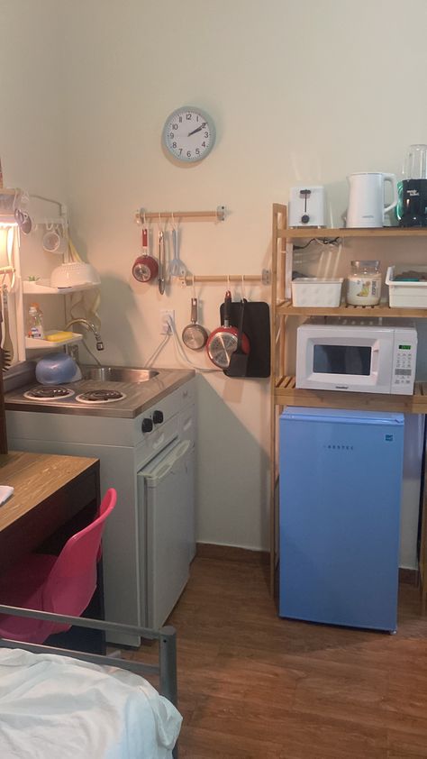 Kitchenette in a small dorm room of Ellison Ballet students in New York. To add an extra storage on a wall, using IKEA accessories, bamboo shelf from Amazon with Amazon small appliances, essentials for students to make small and simple meals. Small Apartment For Students, Small Dorm Kitchen Ideas, Dorm Room Ideas Kitchen, Student Housing Aesthetic, Small Dorm Aesthetic, Student Apartment Ideas Small Spaces, Small Dorm Kitchen, Student Dorm Room Ideas, Kitchenette Organization