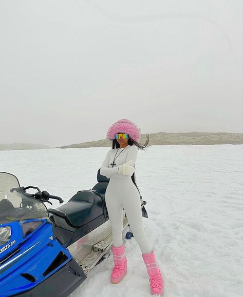 Snow Fits Black Women, Ski Trip Aesthetic Black Women, Skiing Outfit Black Women, Ski Outfit Black Women, Black Ski Trip, Snowboarding Picture Ideas, Ski Festival Outfits, Ski Trip Black Women, Colorado Trip Outfits