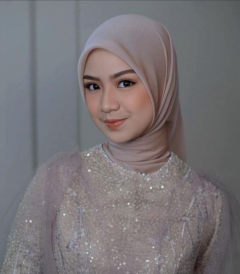 Makeup Bridesmaid Hijab, Make Up Ideas For Graduation, Hijab For Graduation, Makeup Graduation Hijab, Make Up Wisuda Hijab, Makeup Wisuda Hijab Flawless, Make Up Hijab, Makeup Nikah, Kebaya Wisuda Hijab