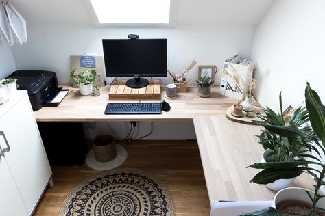 How we built an L-shaped (semi-floating) corner desk for a small home office. This DIY wall mounted desk can be built from scratch and is a great way of utilising that 'dead' space on the landing at the top of the stairs. #cornerdesk #lshapeddesk #floatingdesk #floatingcornerdesk #productiveworkspace #smalldesk #computerdesk #officedesk #homeofficedesk #smallcomputerdesk #smallhomeoffice #homeoffice #homeofficeinspiration L Shaped Floating Desk, Floating L Shaped Desk, Diy Wall Mounted Desk, Corner Desk Plans, How To Build A Desk, Floating Corner Desk, Build A Desk, Womens Home Office Ideas, Small Office Storage