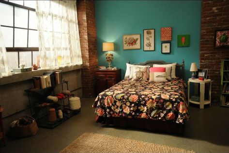 I love Jess's bedroom in New Girl. Absolute goals! New Girl Apartment, New Girl Aesthetic, Jess Day, New Girl Tv Show, New Girl Style, San Myshuno, Girl Apartment, Brick Interior, Jessica Day