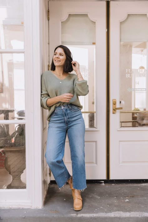 Clogs Fall Outfit, Best Straight Leg Jeans, Styling Clogs, Cropped Jeans Outfit, Shoes For Fall, Vintage Mom Jeans, Cropped Wide Leg Jeans, Clog Shoes, Loeffler Randall