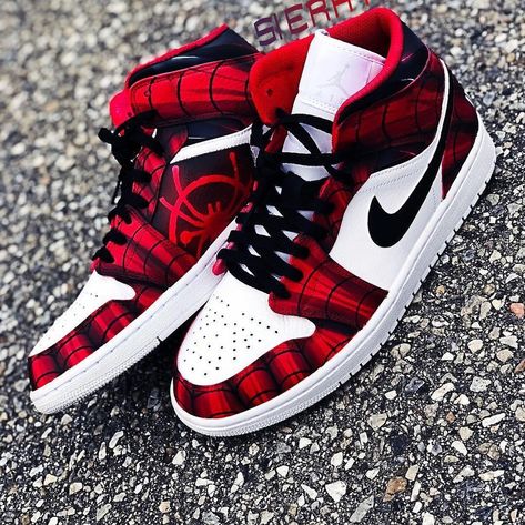 SP SoleShouts on Instagram: “Custom “Spider-Verse” Air Jordan 1 📸 By @sierato - #KeepYourSoleClean #spsoleshouts #jordan1 #spiderman #spiderverse #nike #customs…” Spider Verse Shoes, Avengers Shoes, Custom Jordan, Marvel Shoes, Spiderman Spiderverse, Nice Clothing, Diy Sneakers, Custom Kicks, Creative Shoes