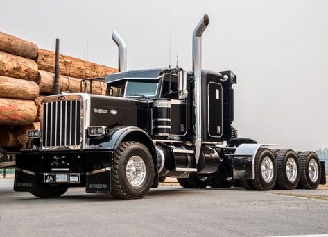 Peterbilt Tri Axle Logging Truck...... Custom heavy haul Old Peterbilt Trucks, Peterbilt Trucks Custom, Volvo Semi Trucks, Heavy Haul Trucks, Flatbed Truck Ideas, Log Truck, Custom Peterbilt, Custom Big Rig, Chevy Diesel Trucks