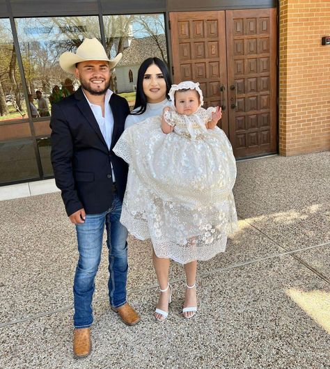 Vaquero Wedding Outfit, Country Couples, Communion Party, God Parents, Baby Fever, Wedding Pictures, Wedding Outfit, Couple Goals, Cowboy Hats