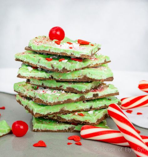 Grinch Bark, Grinch Candy, Make A Grinch, Oreo Bark, Peppermint Truffles, Peppermint Bark Recipes, Christmas Bark, Dark Chocolate Bark, Grinch Cookies