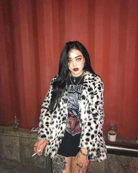 Girl Boss Outfit, Grunge Outfits Winter, 80s Womens Fashion, Style Essence, Models Off Duty Style, Goth Fashion Punk, Leopard Print Coat, Animal Print Fashion, Event Outfit