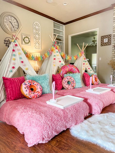 Pink Birthday Party Sleepover, Preppy Sleepover Birthday, Sleep Over Party Decorations, Preppy Sleepover Room, Preppy Birthday Party Sleepover Tents, 9th Birthday Sleepover Ideas, Preppy Birthday Sleepover Ideas, Preppy Sleepover Party, Tent For Birthday Party