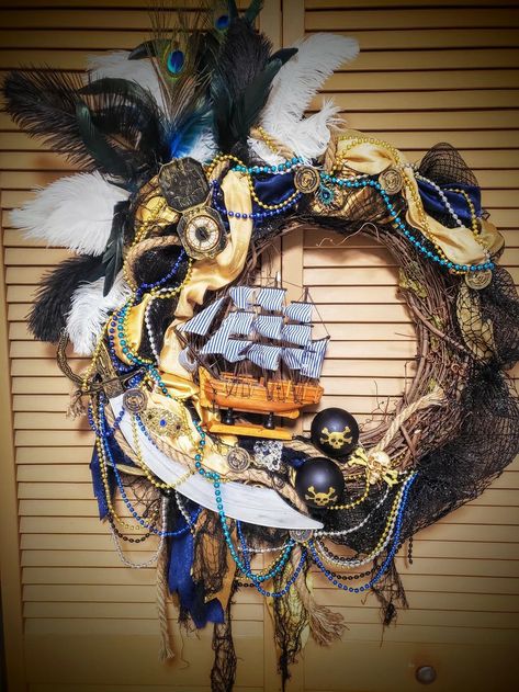 Pirate Wreath, Themed Wreaths, Pirate Halloween, Pirate Treasure, Nautical Rope, Pirate Theme, Gold Fabric, Peacock Feathers, Diy Wreath