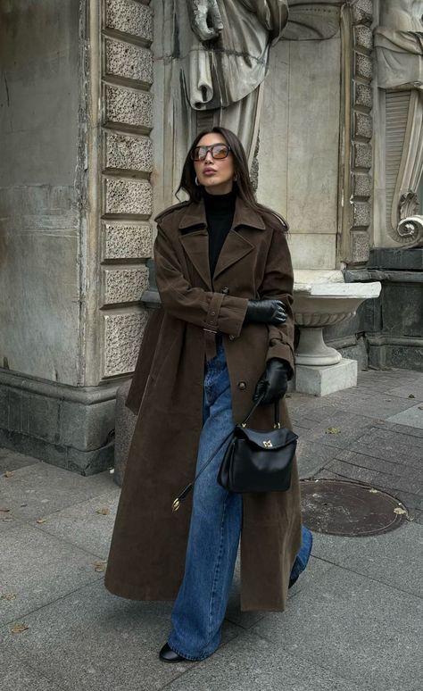 Navy Brown Outfit, Switzerland Outfit Ideas, Brown Coat Outfits, Italy Outfits Winter, Switzerland Outfit, Outfits January, Brown Coat Outfit, Madrid Outfits, 2025 Outfits