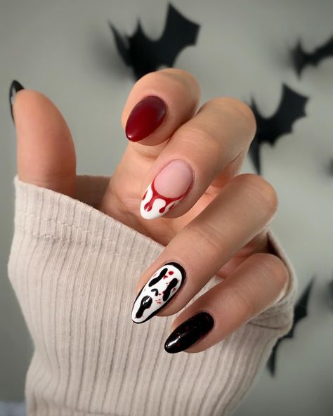 Mail Almond Shape, Short Round Nails Halloween, Scream Nails Short Coffin, Simple Halloween Nail Art Short Nails, Scream Inspired Nails Short, Halloween Nails At Home Easy, Nail Inspired Halloween, Movie Nails Art, Halloween Slasher Nails