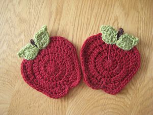 Apple Coasters ::   Direct link here though: http://lallylou-lou.blogspot.co.uk/2010/10/apples-from-teacher.html?m=1 Crochet Apple, Crochet Applique Patterns Free, Confection Au Crochet, Crochet Coaster Pattern, Crochet Potholders, Crochet Simple, Crochet Kitchen, Crochet Dishcloths, Crochet Motifs