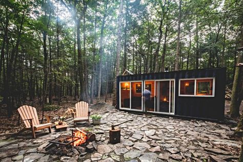 20-foot shipping container converted into off-grid oasis deep in the Catskills Converted Shipping Containers, Container Home Designs, Tiny House Rentals, Shipping Container Cabin, Cottage Porch, Container Conversions, Backyard Cottage, Tiny Houses For Rent, Container Cabin