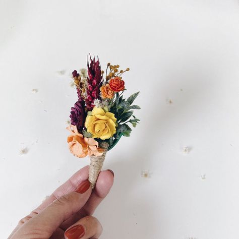 Thread Aesthetic, Bestie Wedding, Wedding Buttonholes, Wildflower Theme, Grooms Boutonniere, October Wedding Flowers, Wildflower Wedding Theme, Grooms Men, Floral Hair Vine