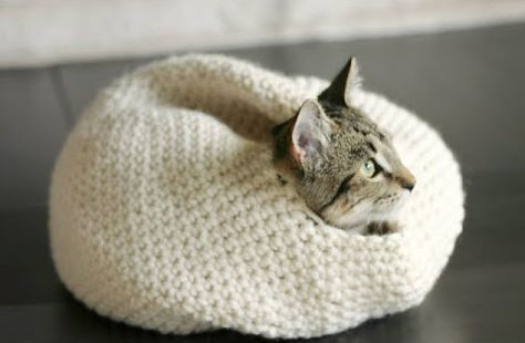 Keep Mittens cozy with a homemade cocoon Diy Crochet Cat Bed, Cat Bed Pattern, Cat Pod, Kat Haken, Diy Cat Bed, Kat Diy, Chat Diy, Crochet Cat Bed, Cat Basket