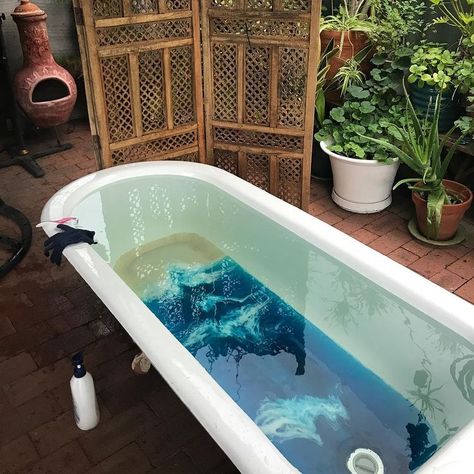 Epoxy Bathtub Diy, Epoxy Resin Bathtub, Epoxy Bathtub, Lagoon Bathroom, Resin Bathtub, Diy Bathtub, Casa Interior, Craft Resin, Resin Products