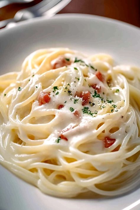 Classic Spaghetti Carbonara Pecorino Romano Recipes, Carbonara Authentic, Carbonara Pasta Creamy, Prosciutto Pasta, Pasta Types, Pecorino Romano, Carbonara Pasta, Spaghetti Carbonara, Italian Heritage