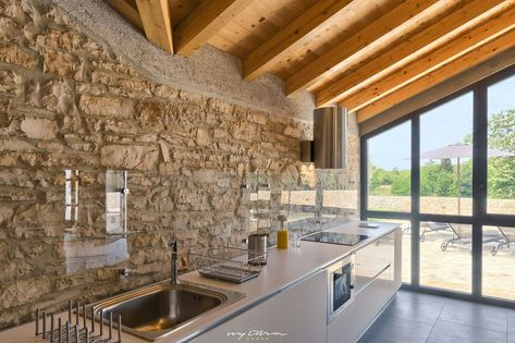 Interior Stone Wall Ideas Kitchen, Stone Wall Interior Kitchen, Stone Feature Wall Kitchen, Stone Wall Kitchen Rustic, Kitchen Stone Wall, Stone Walls Interior, Patina Farm, Eco Architecture, Stone Masonry