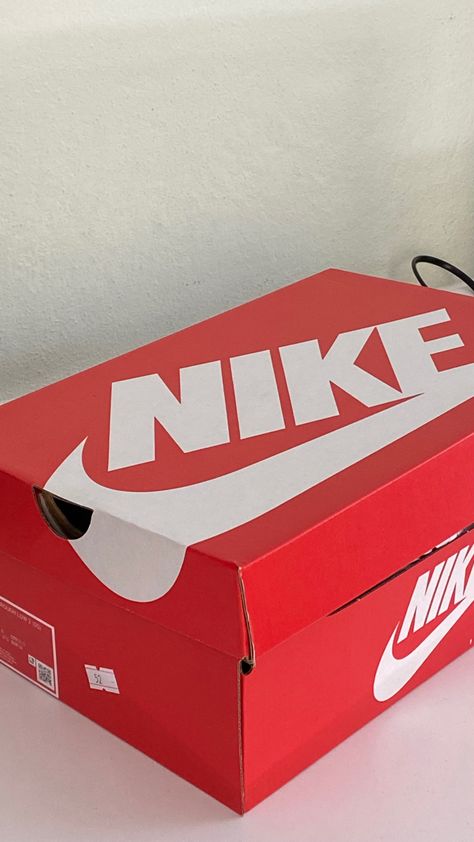 Nike Shoes Snap, Nike Shoe Box, Nike Shoe Store, Nike Box, Snap Friends, Aesthetic Pics, Vans Shoes, Shoe Box, New Shoes