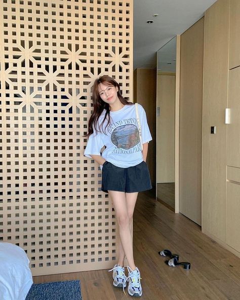 Outfit Celana Pendek, Ootd Rumahan, Uniqlo Women Outfit, Ootd Korean Style, Outfit Korean Style, Korean Outfit Street Styles, Korean Casual Outfits, Everyday Fashion Outfits, Casual Day Outfits