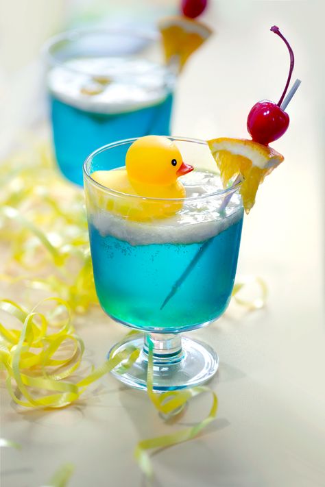 Rubber Duck Cocktail, Duck Pool Party Ideas, Rubber Duck Desserts, Duck Party Food Ideas, Ducks Birthday Party Theme, Rubber Duck Pool Party, Rubber Duck Decorating Ideas, Rubber Duck Birthday Party Decorations, Rubber Duck Decor