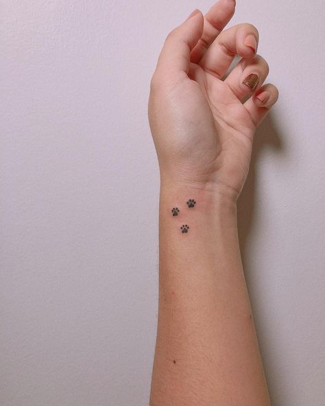 75 Suuuuuuuper Tiny Tattoos That Even Your Grandma Will Approve Of Pawprint Tattoo, Dog Paw Tattoo, Paw Tattoo, Tattoos Geometric, Tattoos For Black Skin, Initial Tattoo, Cute Tiny Tattoos, Tattoo Girls, Tiny Tattoo