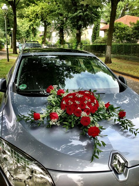 Wedding car decoration with red roses made by Princess Dreams in Berlin. Car Decoration For Wedding, Decoration For Wedding Reception, Wedding Arch Decoration Ideas, Arch Decoration Ideas, Vintage Car Birthday, Cars Decor, Blue Car Accessories, Wedding Getaway Car, Preppy Car Accessories