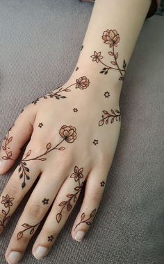 Korean Mehndi Designs, Hippy Henna, Dainty Henna, Small Henna Designs, Henne Tattoo, Jagua Henna, Palm Mehndi Design, Cute Henna, Tato Henna