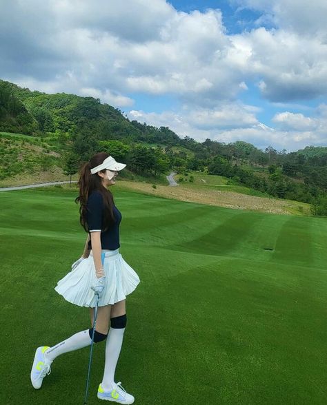 Girly Golf Outfits, Gangnam Aesthetic, Old Money Golf, Golfing Outfits For Women, Random Outfits, Sports Girl, Gangnam Style, Golf Wear, Running Workout