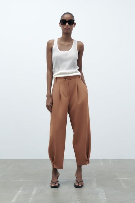 Zara Carrot Fit Trousers, Carrot Trousers Outfit, Carrot Fit Trousers Outfit Women, Carrot Pants Outfit, Types Of Trousers, Peg Pants, Carrot Pants, Zara Trousers, Straight Cut Pants