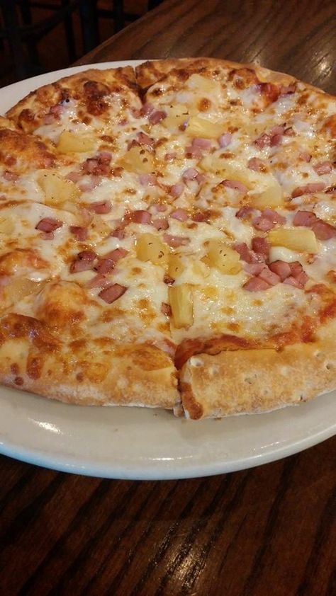 Hawaiian pizza at River City Brewing Hawaii Pizza, Hawaiian Pizza Aesthetic, Pizza Hawaiian, Greenwich Pizza, Hawaiian Pizza Recipe, Weaning Foods, Meat Diet, Graduation Party Foods, Restaurant Dishes