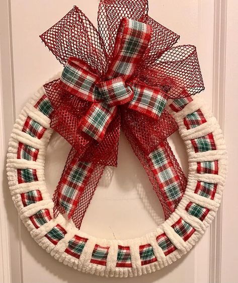 55+ DIY Christmas Wreath Ideas That You'll Love - Architectures Ideas Yarn And Ribbon Wreath, Yarn Wreath Christmas, Tulip Wreath Diy, Yarn Ball Wreath, Pool Noodle Wreath, Christmas Yarn Wreaths, Rag Wreaths, Yarn Wreaths, Close Pin