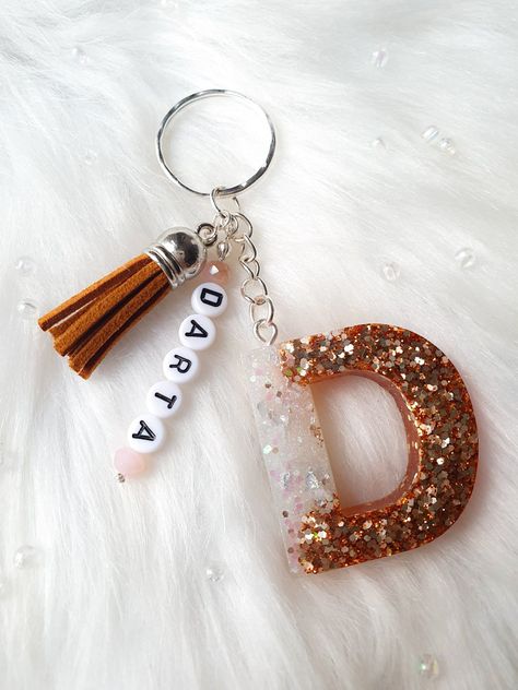 Diy Resin Keychain, Resin Bookmarks, Beads Ideas, Resin Jewelry Diy, Resin Keychain, Allu Arjun, Alphabet Beads, Beads Bracelet Design, Bracelet Design