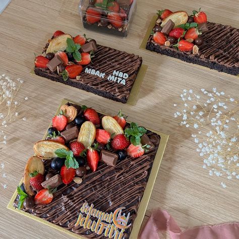 Brownie Decorating Ideas Birthday, Brownies Potong, Brownies Hias, Brownies Ultah, Brownie Decoration, Brownie Design, Brownie Slab, Decorated Brownies, Brownie Pizza