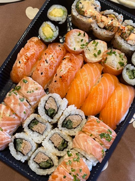 Sushi Take Out, Sushi Aesthetic, Healthy Sushi, Sushi Ingredients, Healthy And Unhealthy Food, Sushi Platter, Food Babe, Delicacy Food, Unhealthy Food