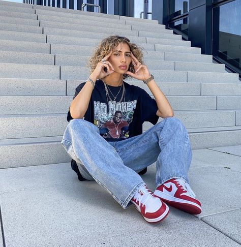 Jordan 1 Low Red Outfit, Jordan 1 Low Gym Red Outfit, Red Jordans Outfit For Women, Red Jordan 1 Outfit, Red Air Jordan 1 Outfit, Jordan 1 Low Outfit, Dunks Outfit Woman, Red And White Jordans, Dunk Outfits