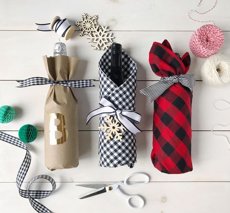 DIY Wine Bottle Gift Wrapping Ideas for Holiday Hostess Gifts at Thanksgiving and Christmas Wine Bottles Gift Wrap, Wine Gift Wrapping, Wine Hostess Gift, Bottle Gift Wrapping, Wine Wrap, Wrapped Wine Bottles, Wine Bottle Gift Bag, Ideas Regalos, Gift Wrapping Ideas