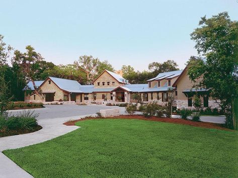 Sprawling Texas Ranch style home Texas Ranch Homes, Luxury Ranch, Hill Country Homes, Southern Living House Plans, Texas Ranch, Southern Living Homes, Ranch Style House Plans, Southern House Plans, Casa Exterior